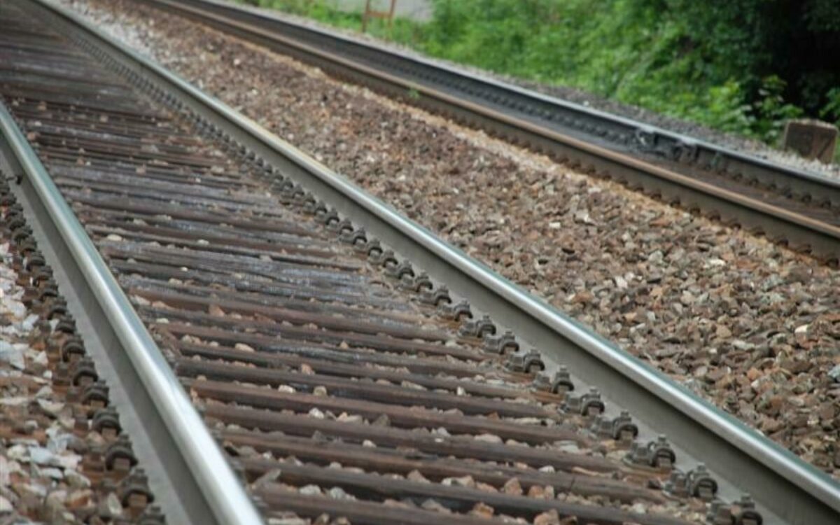 Bahngleise mit Schotter und Gebüsch Bahngleise mit Schotter und Gebüsch
